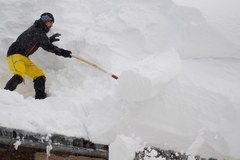Śniegu jest zbyt dużo. W Austrii unieruchomiono wyciągi narciarskie 