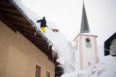 Śniegu jest zbyt dużo. W Austrii unieruchomiono wyciągi narciarskie 