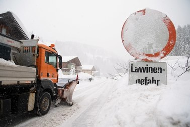 Śniegu jest zbyt dużo. W Austrii unieruchomiono wyciągi narciarskie 