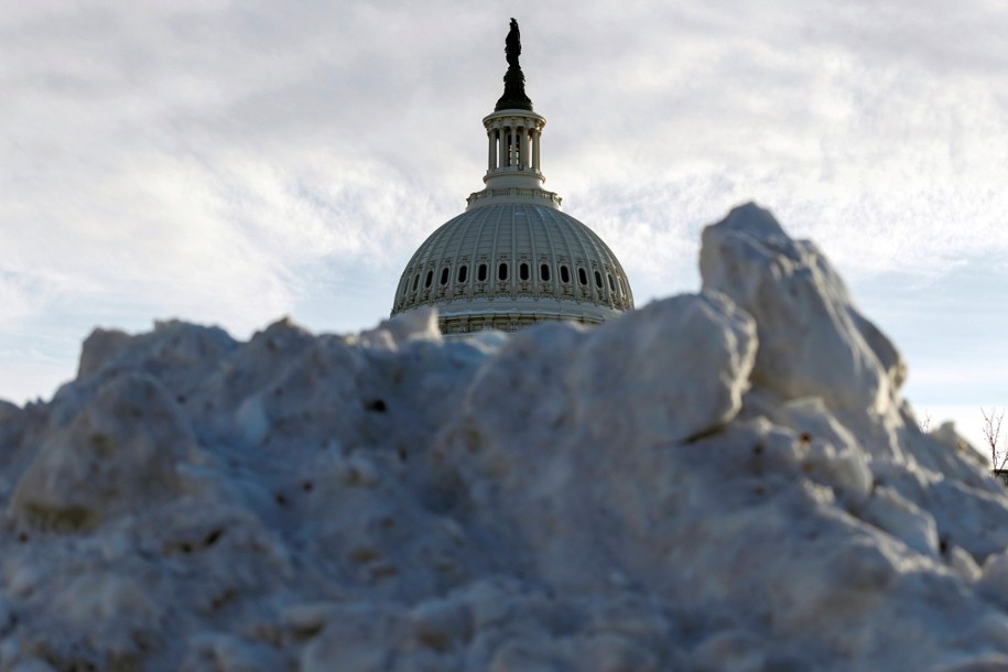 Śnieżne pryzmy w rejonie Kapitolu w Waszyngtonie /	WILL OLIVER /PAP/EPA
