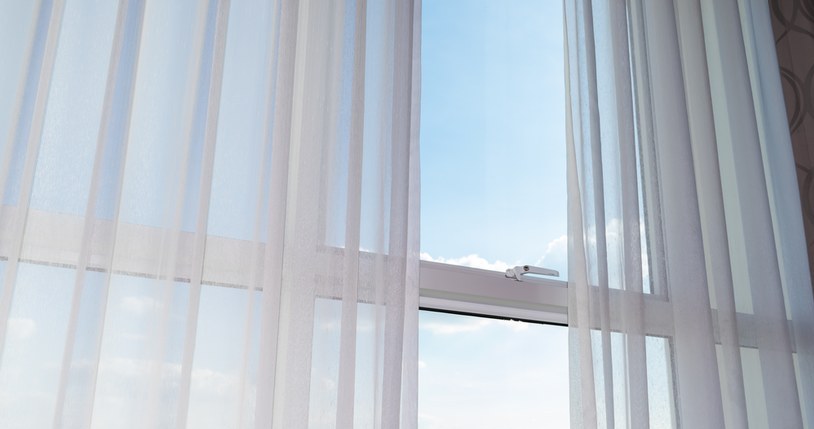 Śnieżnobiałe firanki potrafią być ozdobą każdego wnętrza