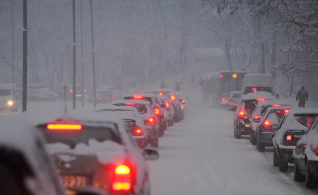 Śnieżny armagedon w Szczecinie. Miasto utknęło w gigantycznych korkach [FILM i ZDJĘCIA]