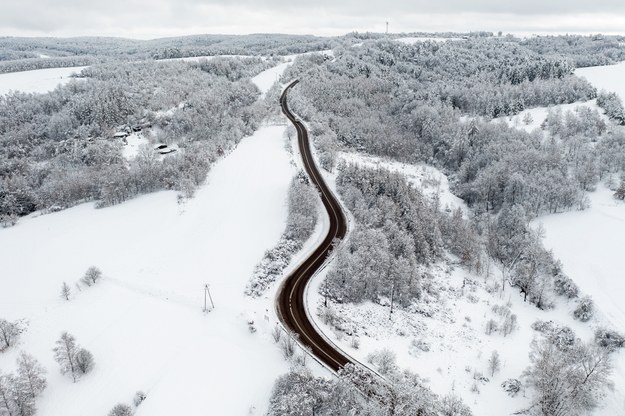 Śnieżny krajobraz w Krzywczy /Darek Delmanowicz /PAP