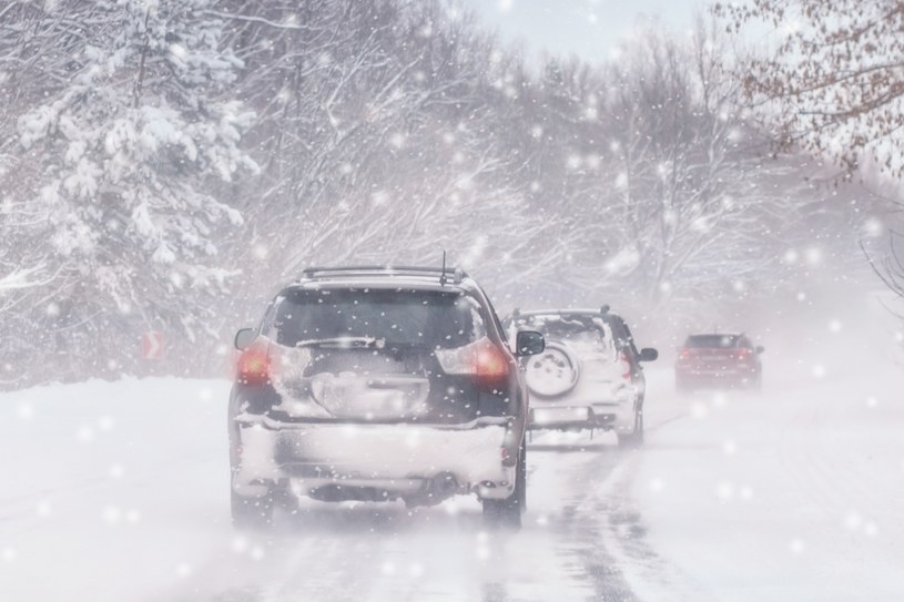 Śnieżyca może całkowicie zalepić czujniki w samochodzie. Czasem wystarczy je oczyścić /123RF/PICSEL