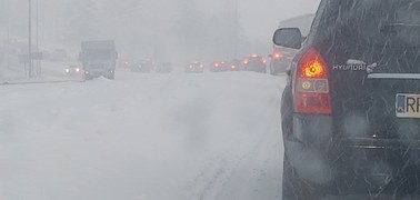 Śnieżyca na południu i wschodzie Polski, na drogach „makabra”