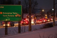 Śnieżyca pogarsza warunki drogowe na zakopiance