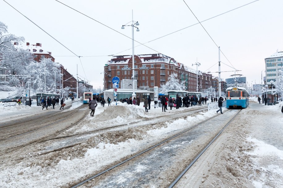Mieszkańcy do pracy jeżdżą na nartach. Zima uderzyła w Szwecję