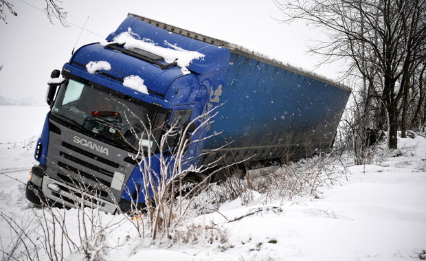 Śnieżyce na wschodzie Polski. Drogowy paraliż i odbiorcy bez prądu