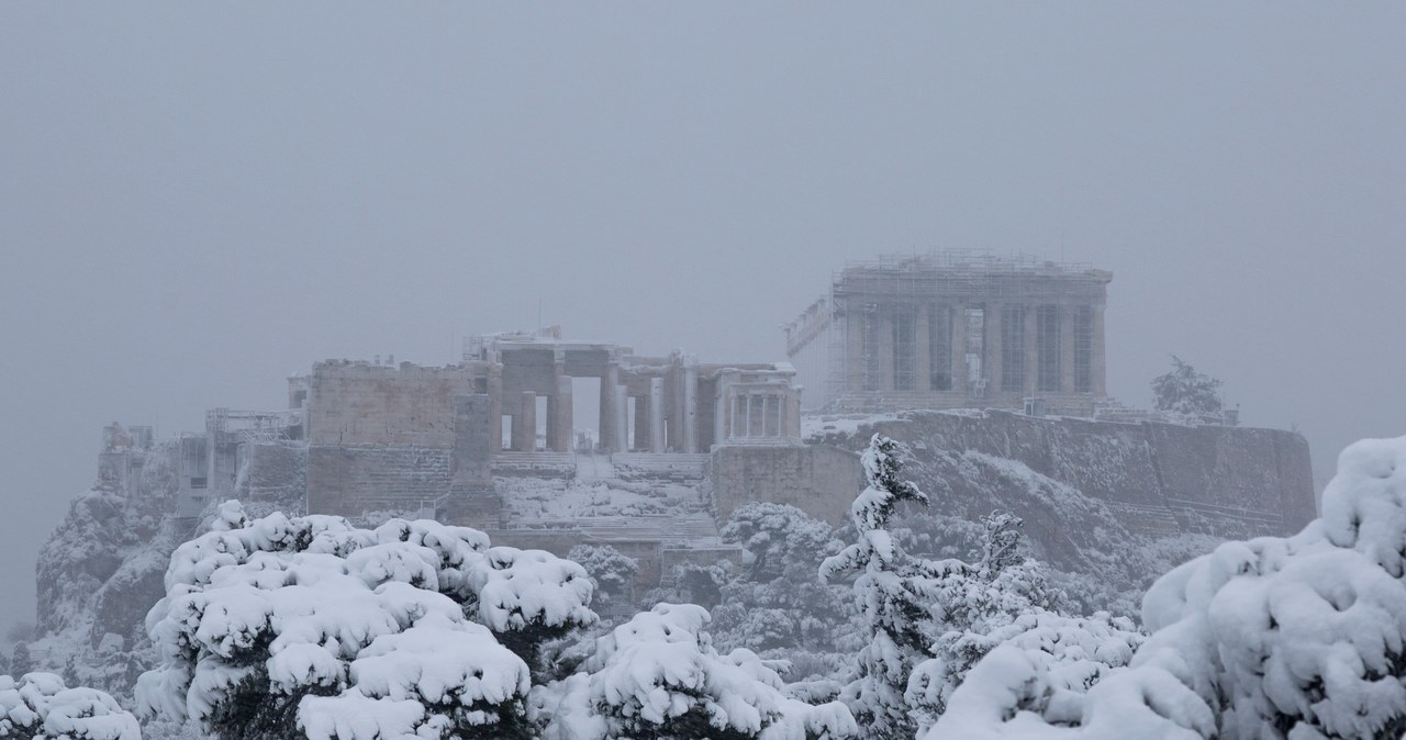 Śnieżyce sparaliżowały Ateny. Wiele osób uwięzionych w samochodach