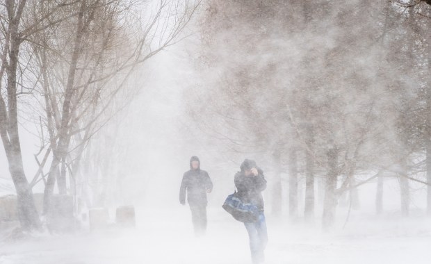 Śnieżyce, zamiecie, na Bałtyku sztorm. IMGW ostrzega przed zimowym armagedonem