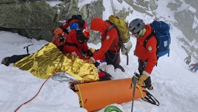 Snowboardzista potrzebował pomocy, TOPR-owcy nie mogli użyć śmigłowca