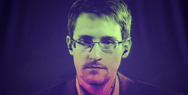 Snowdean ostrzega przed iPhone'ami /AFP