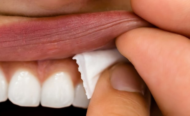 Snusy i woreczki nikotynowe. Czym różnią się od siebie?