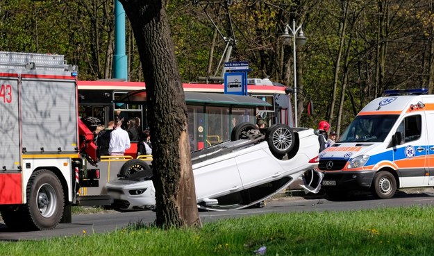 Sobotni wypadek w Katowicach: na ul. Chorzowskiej zderzyły się dwa samochody, jeden przewrócił się na dach, drugi uderzył w latarnię / 	Andrzej Grygiel    /PAP