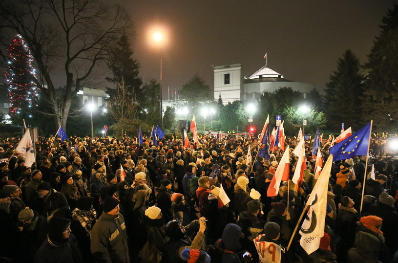 Sobotnia manifestacja pod Sejmem /Paweł Supernak /PAP