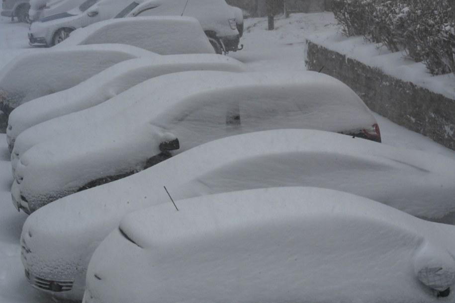 Sobotnie opady śniegu w Koszalinie /Piotr Kowala /PAP