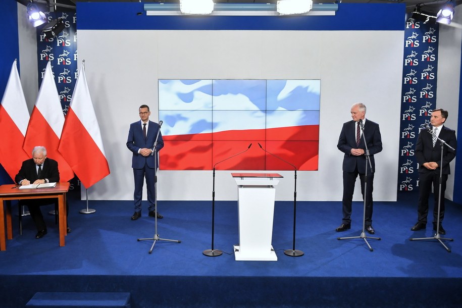 Sobotnie podpisanie umowy koalicyjnej / 	Radek Pietruszka   /PAP