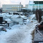 Sochaczew: Wiatr zerwał dach sali gimnastycznej. Uszkodzone nagrobki