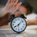 relaks odpoczynek "Social jet lag" potęguje stres i ryzyko nadwagi. Weekendowe odsypianie zamiast dodawać energii szkodzi zdrowiu