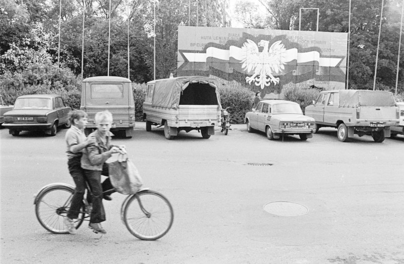 Socjalistyczny tabor, w tym samochody żuk (drugi i trzeci od lewej) oraz tarpan (pierwszy z prawej), Biała Podlaska, rok 1984 /Krzysztof Pawela /Agencja FORUM