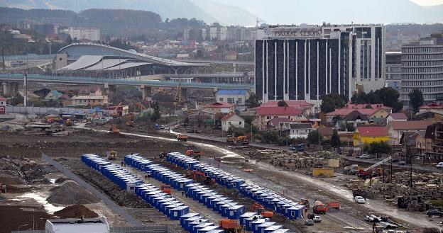 Soczi wciąż jeszcze przypomina wielki plac budowy /AFP