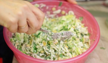 Soczysta sałatka z porem i kukurydzą. Idealny dodatek do każdego obiadu