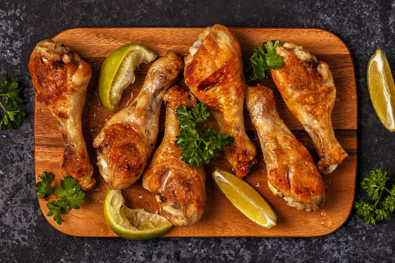 Soczyste, cytrynowe udka z kurczaka to świetny pomysł na obiad dla całej rodziny /123RF/PICSEL