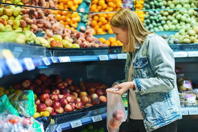 Soczyste kolory i piękne zapachy owoców i warzyw na wejściu rozbudzają apetyt klientów /123RF/PICSEL