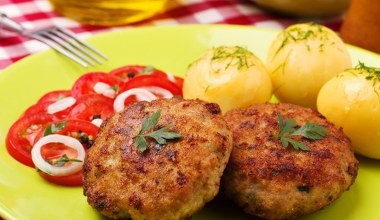 Soczyste mielone bez bułki tartej? Dodaj ten jeden składnik, a będą puszyste jak chmurka