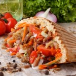 Soczyste mięso i mnóstwo świeżych warzyw. Przepis na kebab po polsku 