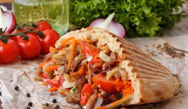 Soczyste mięso i mnóstwo świeżych warzyw. Przepis na kebab po polsku 