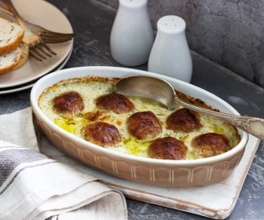 Soczyste pulpety zapiekane w aksamitnym sosie. Rodzina będzie się kłócić o dokładki 