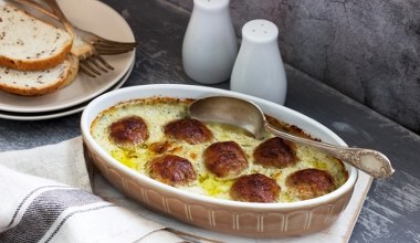 Soczyste pulpety zapiekane w aksamitnym sosie. Rodzina będzie się kłócić o dokładki 