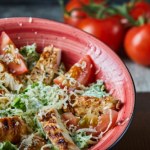 Soczysty kurczak, chrupiąca sałata i kremowy sos. Na obiad zrób sałatkę Cesarską