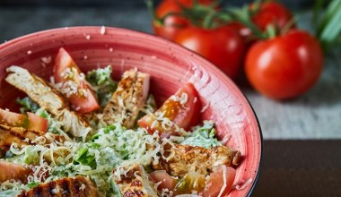 Soczysty kurczak, chrupiąca sałata i kremowy sos. Na obiad zrób sałatkę Cesarską