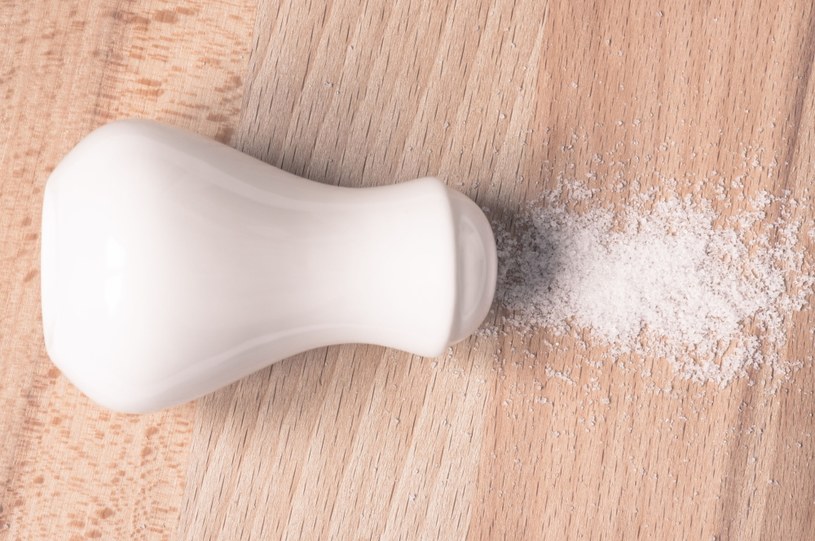 Sód kojarzymy najczęściej ze zwykłą solą kuchenną, chociaż sól kuchenna to nie sód, a chlorek sodu /123RF/PICSEL