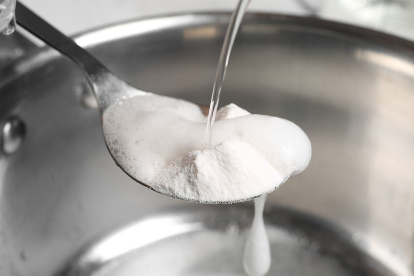 Soda oczyszczona i amoniak poradzą sobie z pleśnią na silikonie /123RF/PICSEL