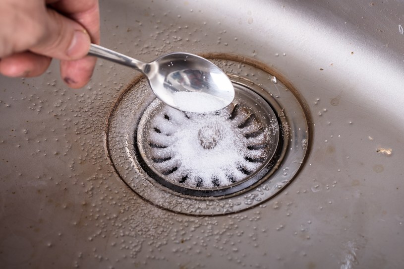Soda oczyszczona świetnie sprawdzi się w celu udrożnienia zatkanych rur /123RF/PICSEL /123RF/PICSEL