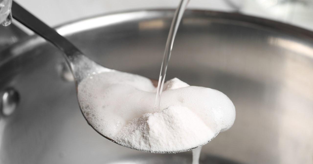 Soda oczyszczona to uniwersalny produkt, który rozprawi się z tłustym brudem do cna /123RF/PICSEL