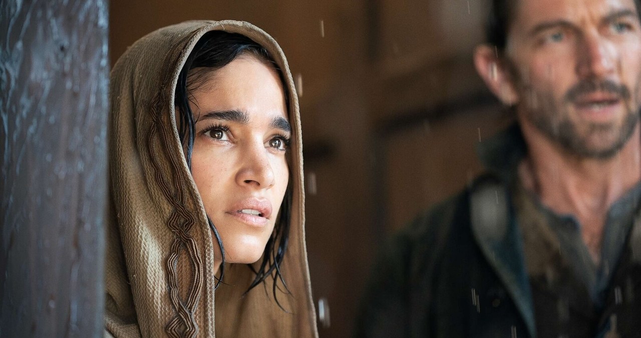 Sofia Boutella w scenie z filmu "Rebel Moon - Część 1: Dziecko ognia" /materiały prasowe