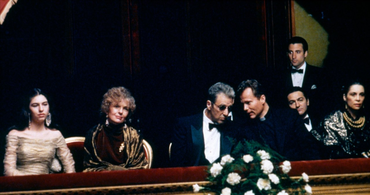 Sofia Coppola, Diane Keaton, Al Pacino, John Savage, Don Novello, Andy Garcia i Talia Shire w trzeciej części "Ojca chrzestnego" /Paramount Pictures/Sunset Boulevard/Corbis /Getty Images