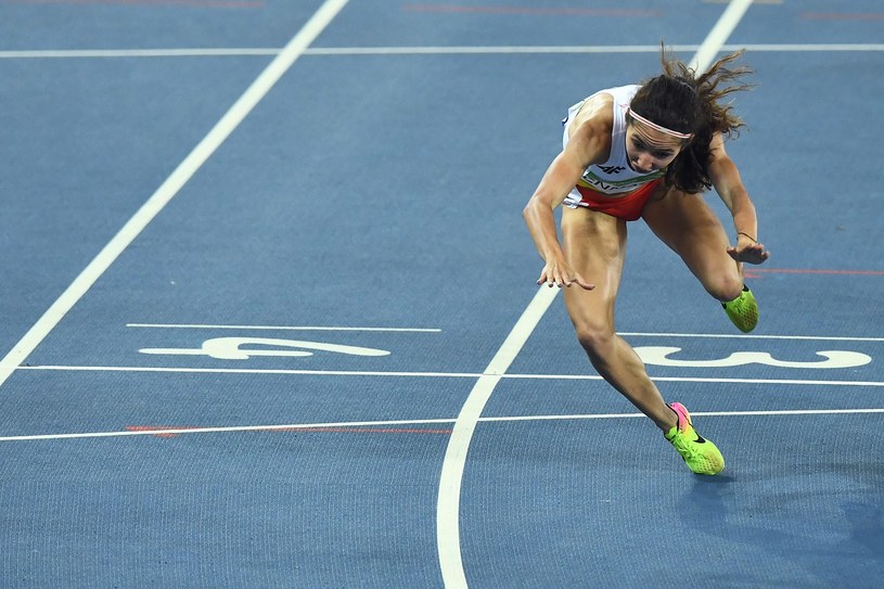 Sofia Ennaoui na mecie półfinałowego biegu na 1500 m /AFP