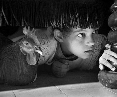 Sofía Oria i Maribel Verdú w scenie z filmu "Śnieżka"