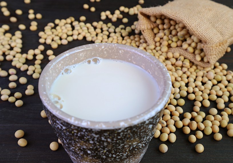 Soja, mleko sojowe i sos sojowy zawierają naturalne fitoestrogeny. Osoby z nadmiarem tego hormonu powinny ograniczać je w diecie /123RF/PICSEL