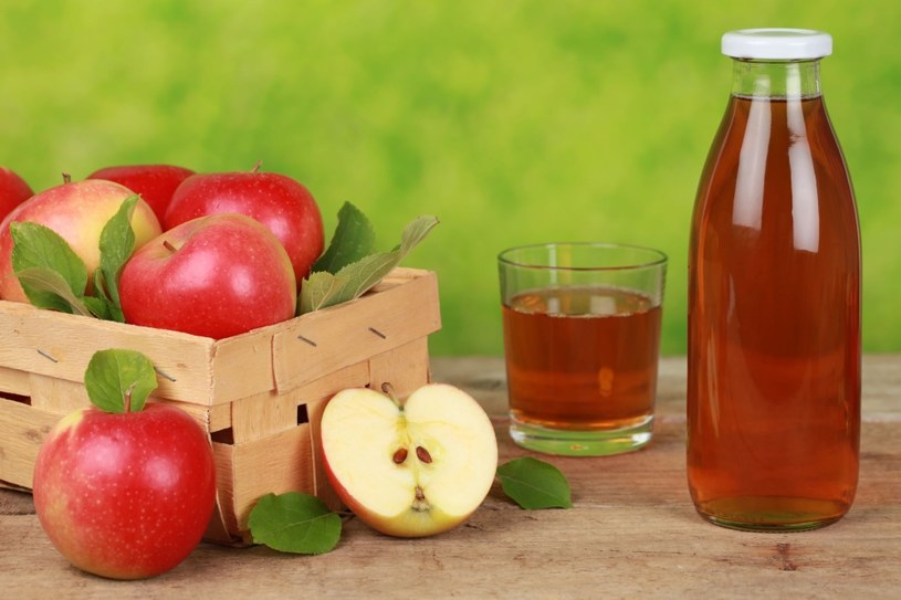 Sok jabłkowy to źródło witamin i energii /123RF/PICSEL