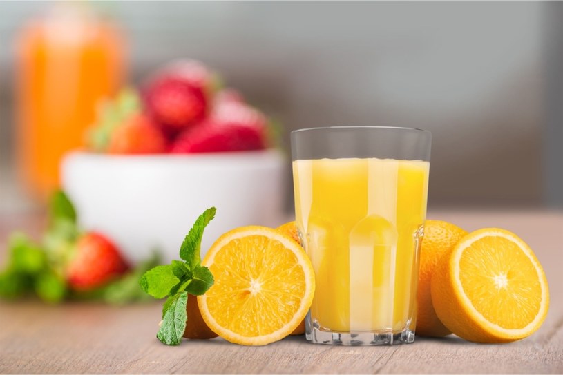 Sok pomarańczowy jest cennym składnikiem diety kobiet w ciąży /123RF/PICSEL