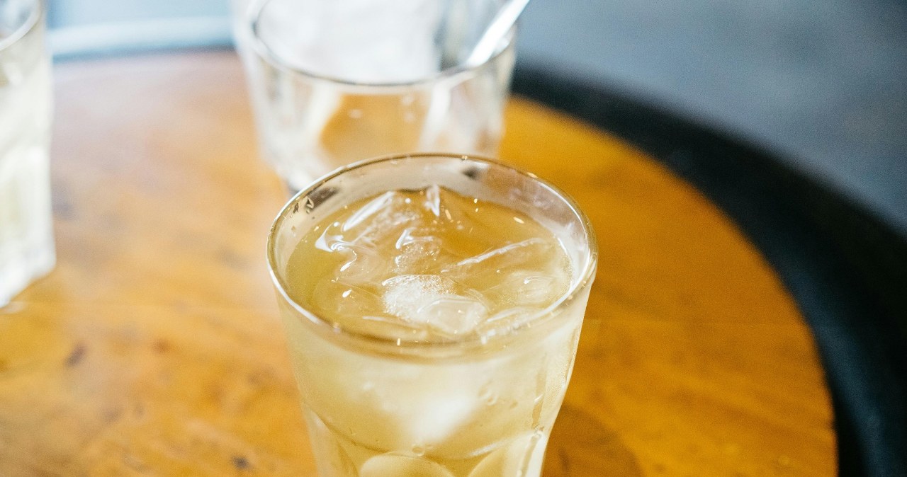 Sok z brzozy podany na zimno z lodem /Markus Winkler /pexels.com