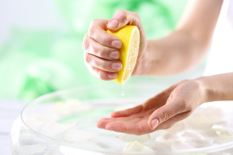 Sok z cytryny ma także właściwości rozjaśniające /123RF/PICSEL