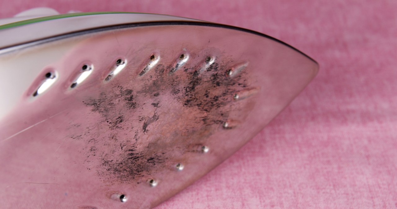 Sok z cytryny świetnie usuwa zabrudzenia ze stopy żelazka /123RF/PICSEL