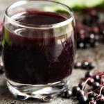 Sok z czarnego bzu robię co roku, gdy tylko dojrzeją owoce. Na jesienne i zimowe poranki jest niezastąpiony 